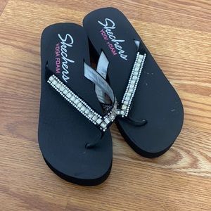 SKETCHERS yoga foam Sandals